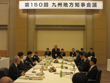 九州地方知事会議に先立ち記念写真に収まる各県知事