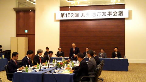 九州地方知事会議に先立ち記念写真に収まる各県知事